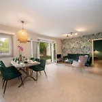 Lägenhet & Elegant With Private Garden *