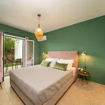 Lägenhet & Elegant With Private Garden *