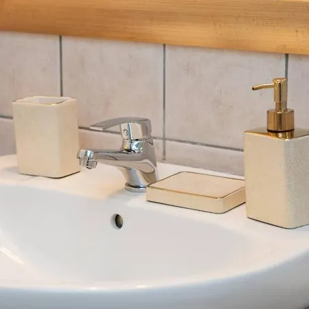 Apartman & Elegant With Private Garden