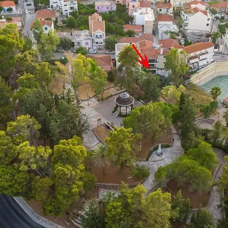 & Elegant With Private Garden Apartment *