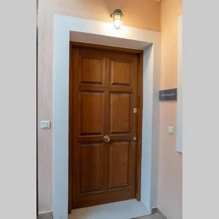 Apartment & Elegant With Private Garden