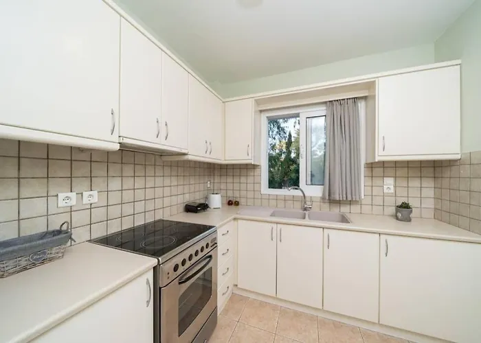 & Elegant With Private Garden Appartement