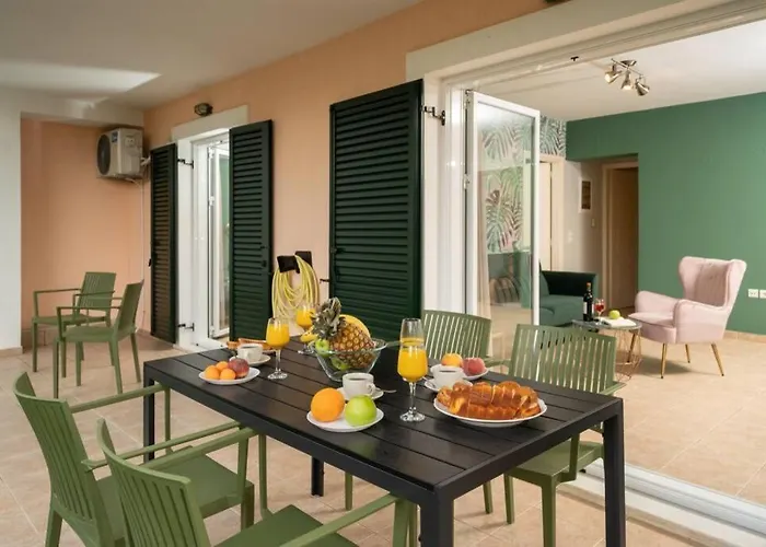 & Elegant With Private Garden Appartement