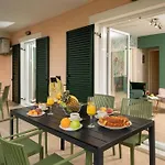 & Elegant With Private Garden Apartman