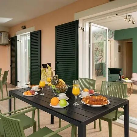 & Elegant With Private Garden Apartmán