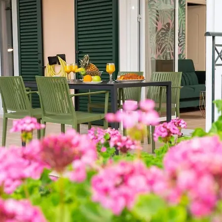 Apartmán & Elegant With Private Garden *