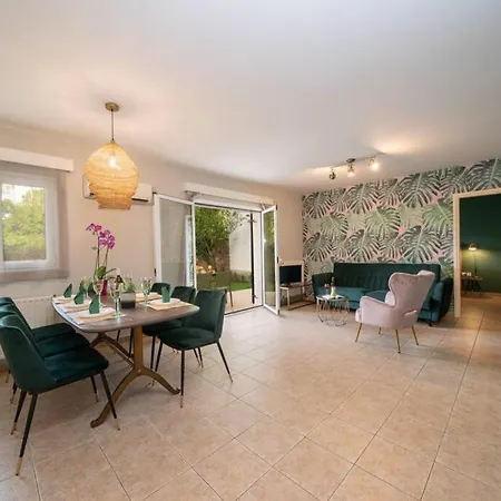 Apartmán & Elegant With Private Garden *